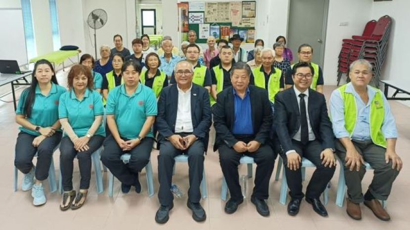 美里市长兼埔弈区立法议员俞小珊（前排中）与义诊筹委会合影。左3为美里长生会会长佘世琮；右2起为砂医总副会长江邦忠、会长江宗兴医学博士等人。