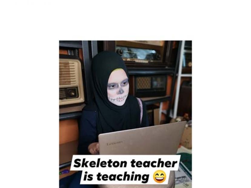 创意教学的是教授科学与生物学的中学教师英丹诺海拉，化妆大骷髅吸引学生上网课。