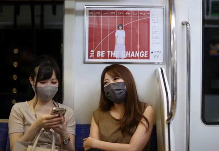 日本随疫情稳定，解除口罩令，许多民众寻求专业讲座或课程学习如何微笑。