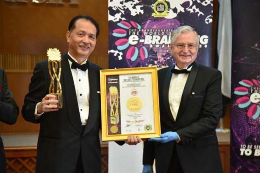 卫生总监诺希山（左）从世界品牌基金会代表手中接过奖项。