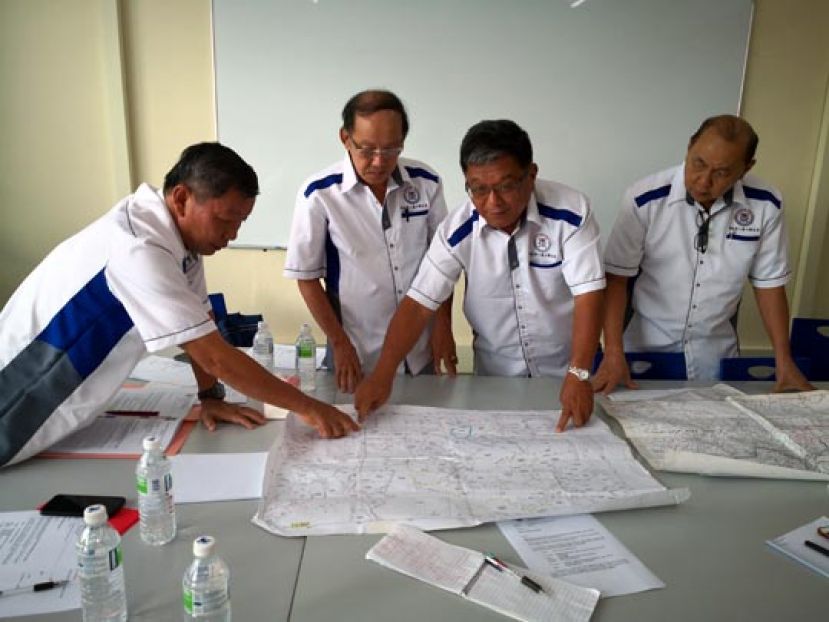 诗巫华人义山联合会主席张文寿，福利许子财，秘书许赞禄与墓园美化主任黄周全讨论开辟义山的新路线，以纾解清明节的交通拥堵。