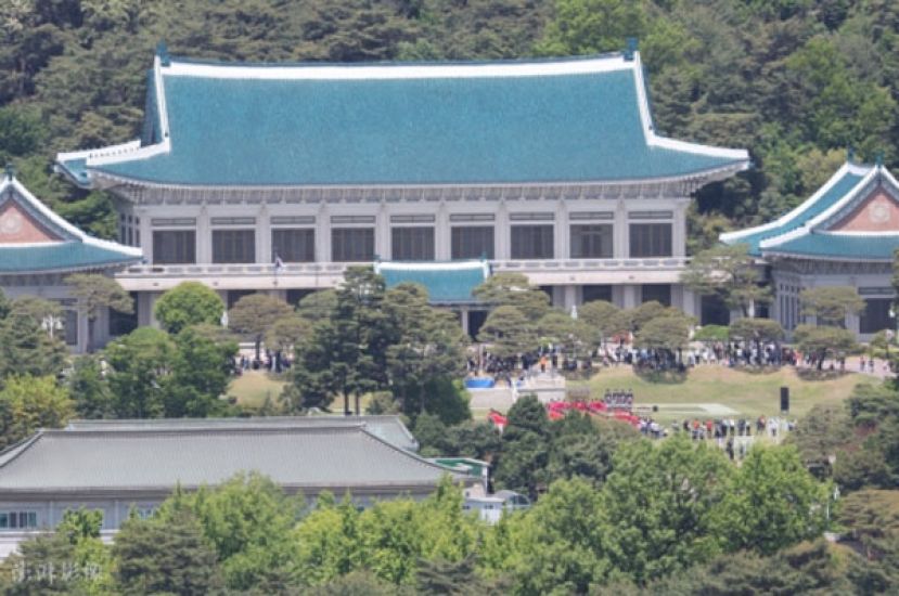 当地时间12月29日零时许，象征韩国国家元首的&ldquo;凤凰旗&rdquo;悬挂在青瓦台。当天，韩国总统府正式迁回青瓦台。
