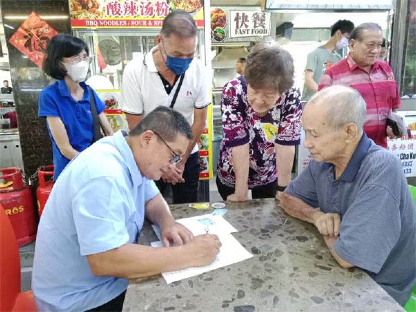巴都林当区议员施志豪（坐左）协助各族长辈申请砂政府 "年长者健康福利计划" 500令吉医疗津贴福利。