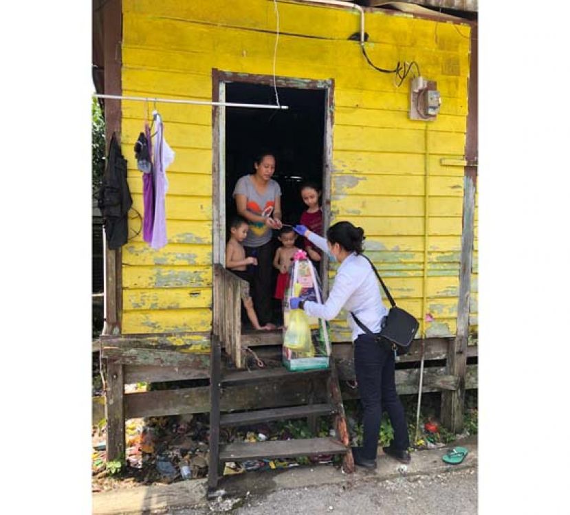 州元首府职员派送礼品予给受惠家庭的府上。