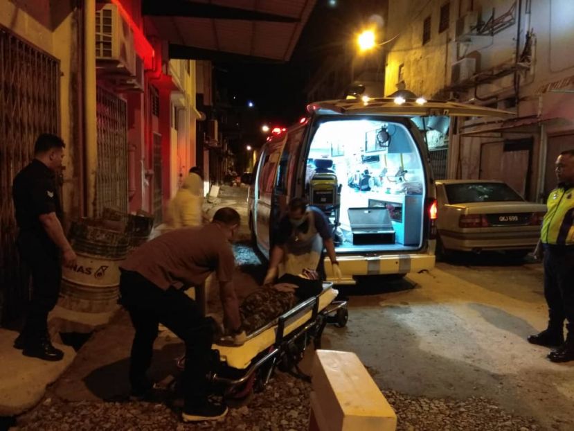 重伤男子被台上救护车送院急救。