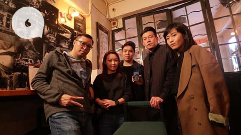 Menos合共有15位摄影师，这是其中五位（左起）：Cody、Cherry、Brian、Kinho、Etienne；中间成员以手机展示的是创办人Joseph。