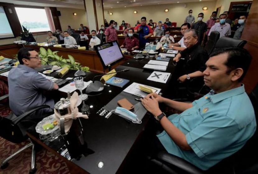 首相慕尤丁（右二）与工商会代表交流。