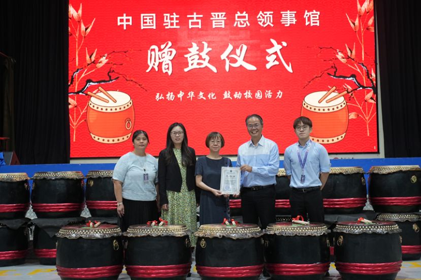 李志鹏校长（右二）向中国驻古晋总领事馆宋长虹副总领事（中）回赠感谢状。左起为萧俊琪主任、曾皓瑶领事，右一为田贤能副主任。