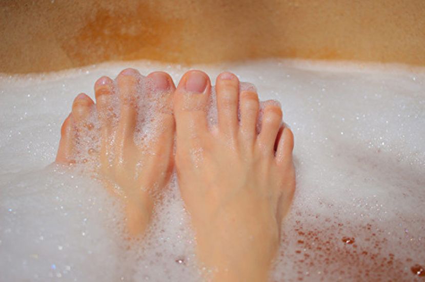 洗脚这样做 让脚跟光滑柔软