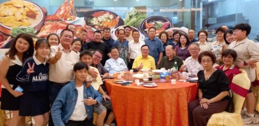 峇都吉当区立法议员拿督罗克强（前排左5起）、砂同心善堂主席黄国远、济兴善社社长陈瑞兴等人在庆宋大峰祖师千秋神诞慰劳宴上合影。