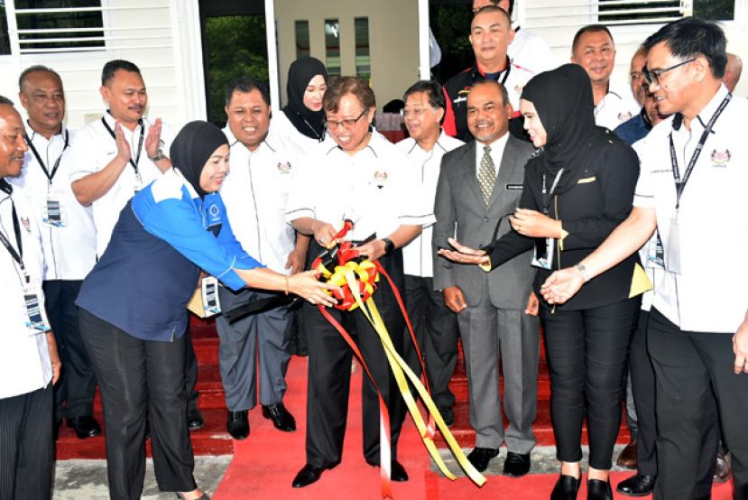 砂首长拿督巴丁宜阿邦佐哈里（中）为全国公共及民事职工总会砂分会会所主持开幕剪彩。