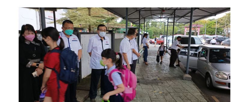 左一起为三小校长朱珍妹、校董会主席拿督蔡文铎、副主席郑文发、秘书长田松茂、监学窦国洸、视察张慧娇。