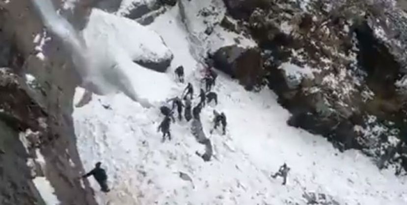 人员遭到活埋，一群人正想办法将他们挖出。