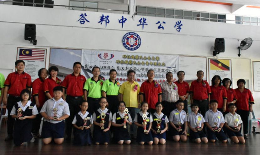 砂地方政府部及房屋部部长拿督沈桂贤（左七）和砂拉越蔡氏公会主席本曼查蔡均权（右七），与五年级个人赛获奖学生合照留念。