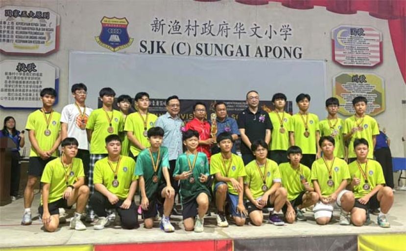 左起_古晋省篮球总会副主席陈瑞光_石角民立中学代表温梓鑫老师（篮球学会顾问老师）_古晋省教育局副局长Jim Andrew Janggi_ 砂拉越篮球总会主席兼古晋省篮球总会主席郑国栋市议员。