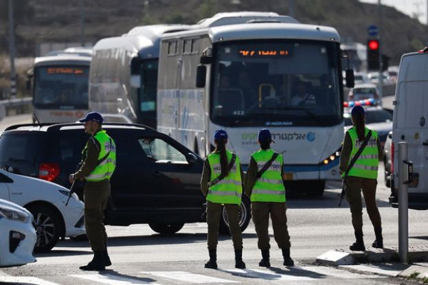 ●以哈停战协议生效后，援助卡车在加沙卸货。