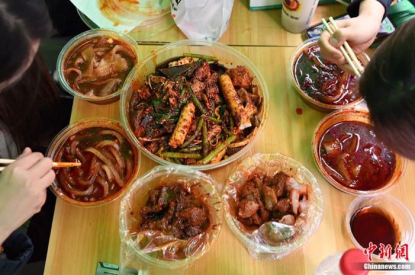 甘肃天水，游客品尝麻辣烫。近日，甘肃天水麻辣烫在网络平台火爆，吸引全国各地众多游客前来品尝。