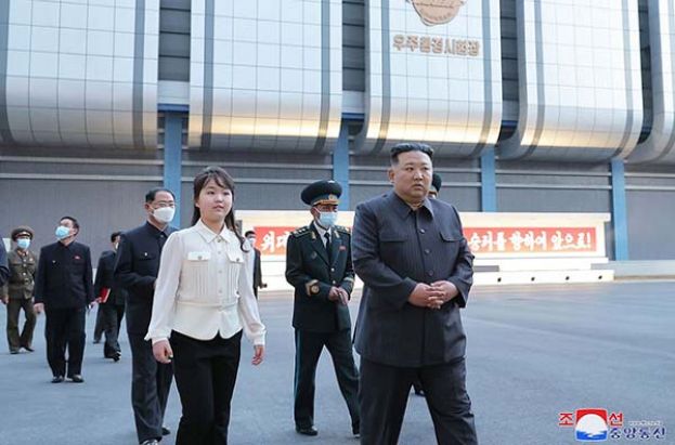 ●金正恩带金主爱前往宇宙环境试验场。