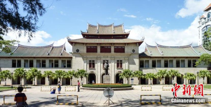 厦门大学群贤楼及周边环境。
