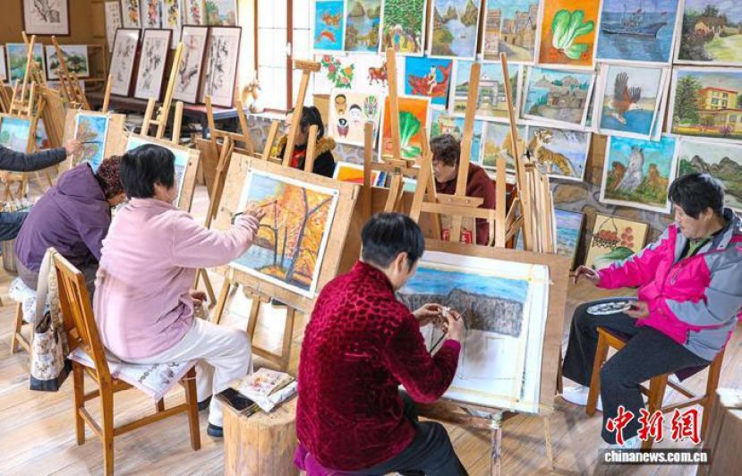 &ldquo;渔家画嫂&rdquo;在山东荣成牧云庵村的画室里创作。