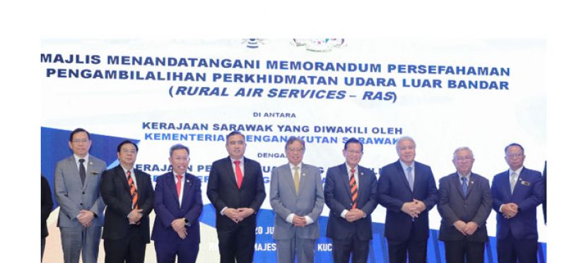 砂政府与联邦交通部签署接管乡区航空服务谅解备忘录。左三起为沈桂贤、陆兆福、阿邦佐哈里、李景胜和阿旺登雅等。