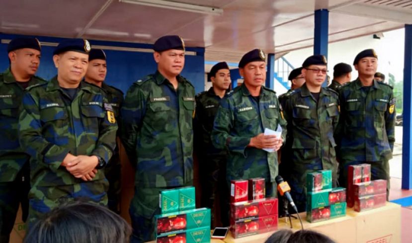 第十营普通行动警察部队在诗巫一所空屋缉获价值接近50万令吉的漏税香烟。第十营指挥官哈志沙努丁警监(前中) 向媒体展示部分的香烟。