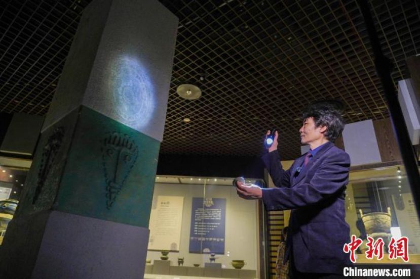 广西柳州博物馆馆长程州演示日光镜的神奇效果。