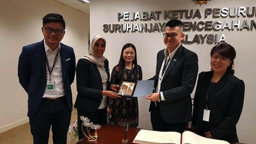 拉蒂花赠送纪念品给予砂行动党代表。由俞利文接收。