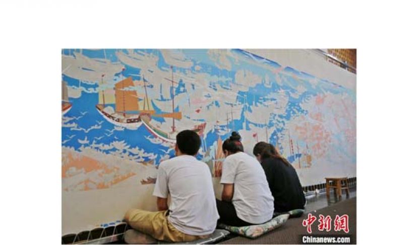 唐卡画师正在进行&ldquo;东方大港&rdquo;主题画卷的创作。