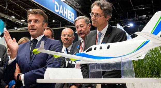 法国总统马克宏宣布了第54届国际航空、航天展的开幕。