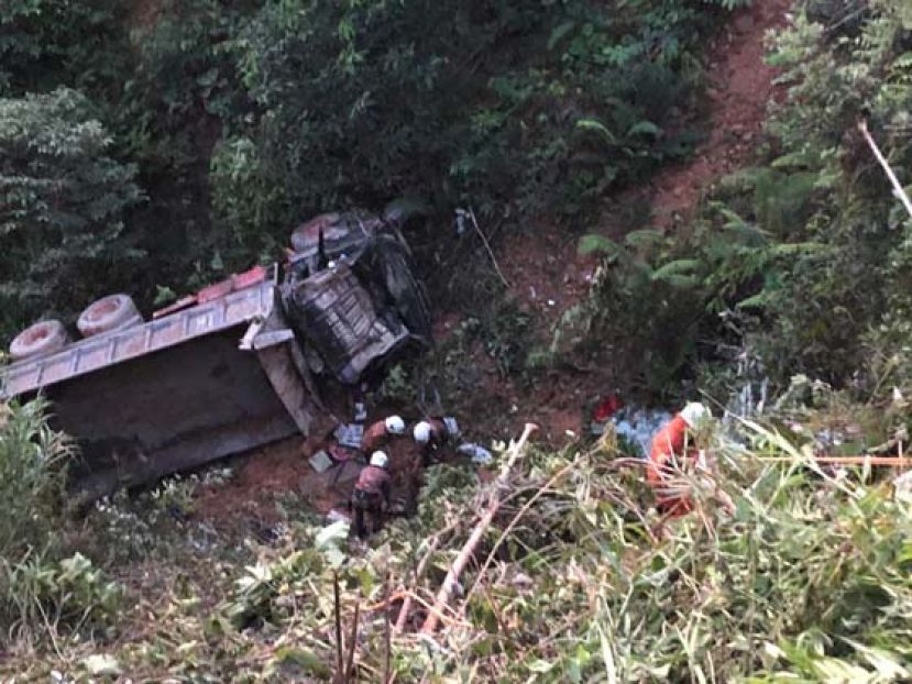 罗厘失控翻落在山崖下。