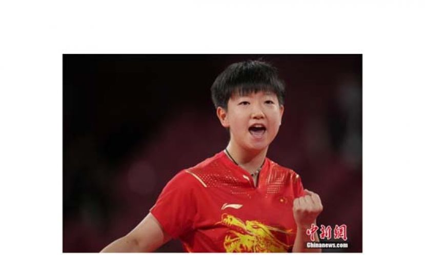8月5日晚，在东京奥运会女乒团体决赛中，由陈梦、孙颖莎、王曼昱组成的中国队3：0战胜日本队，获得冠军。这是国乒本届奥运会得到的第三枚金牌，也是中国代表团在东京奥运会的第34金。图为孙颖莎在比赛中。