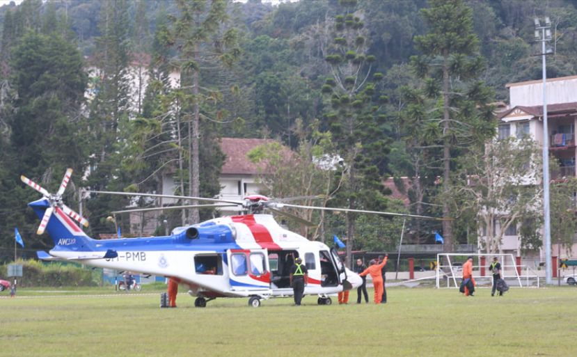 图示：选委会使用直升机运载偏远地区的票箱到计票中心。