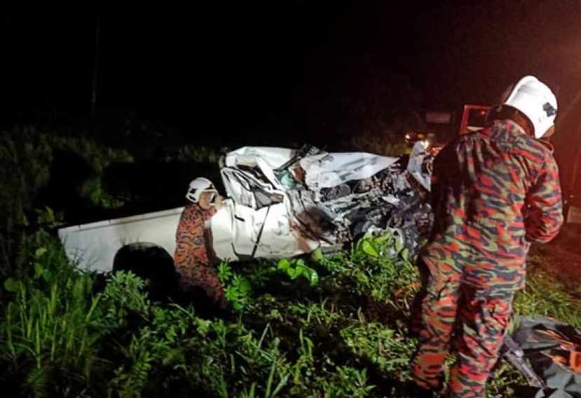 泗里街/民丹莪路严重交通事故现场，夺走1 人性命，2 人重伤，货卡撞成废铁。