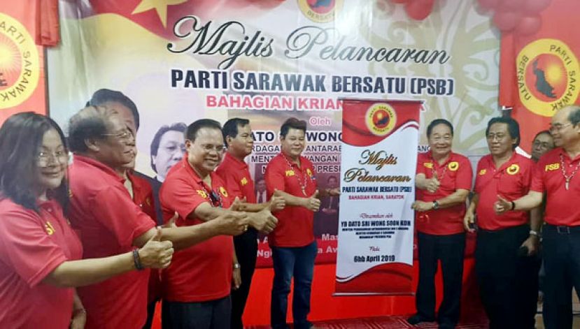 砂团结党主席拿督斯里黄顺舸（右三）在克邻区推展党旗帜。