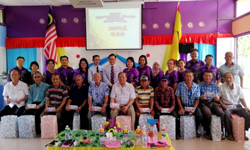 敬老会，颁发敬老红包及礼物后合影。