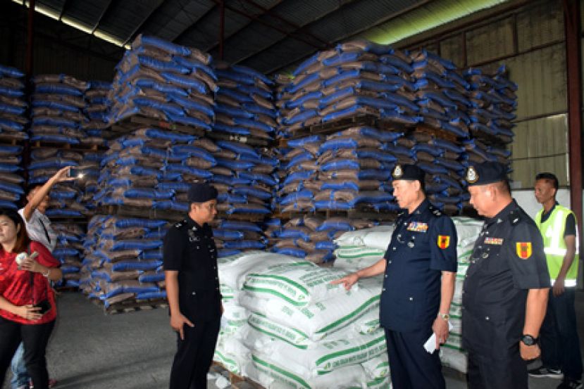 陈协成助理总监(右2)与下属检验搜获的私米。