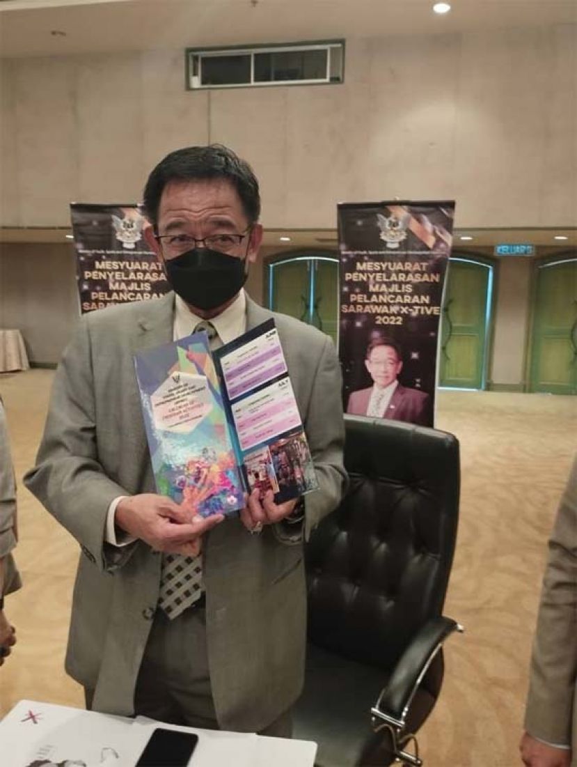 在活动上，砂旅游，创意产业及表演艺术部长拿督斯里阿都卡林展示其部长全年活动年历时摄。