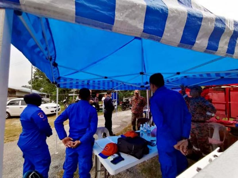 搜寻部队来到伦乐县的甘榜阁伦钢事发现场附近扎营，作为临时指挥中心。