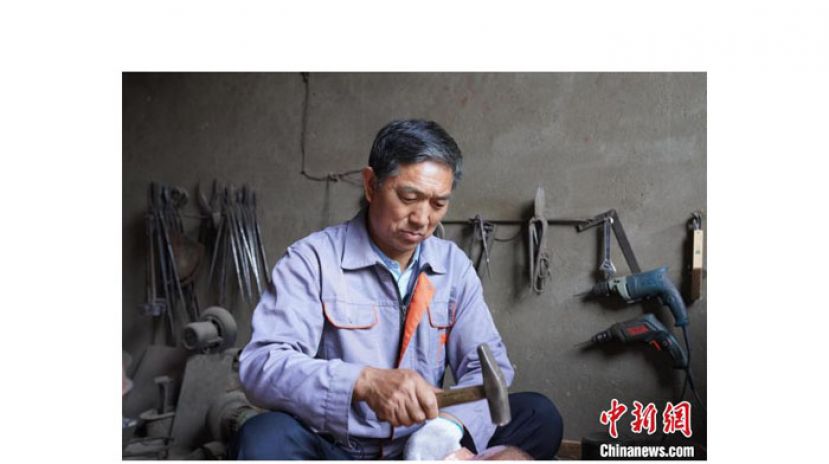 王子兴正在制作铜器。