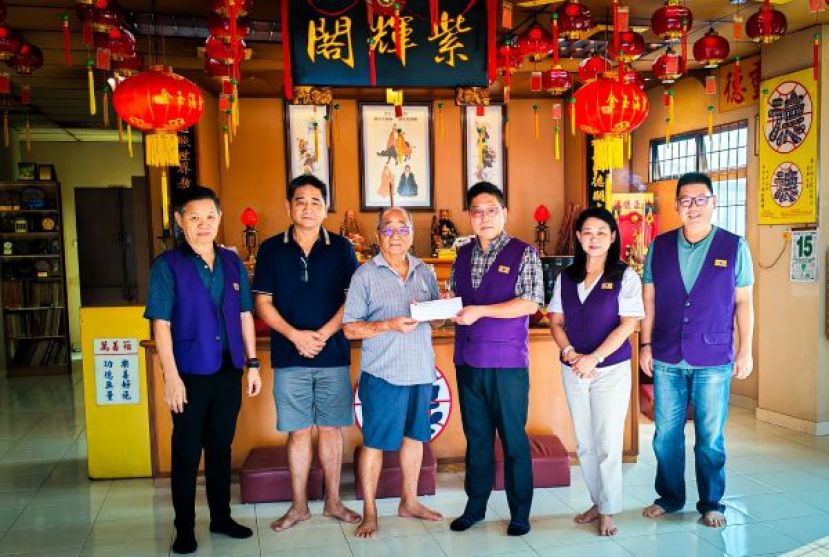 晋汉省德教会紫辉阁阁长蔡岷谷（右三）接领善心人士黄尚仍（左三）所捐献的六千令吉及由其媳妇赖晓慧捐献的一千令吉义款。左一为紫辉阁总务彭国良、黄尚仍老先生之儿子黄国栋。右一为紫辉阁青年团团长谢嵩及财政林念芝见证。