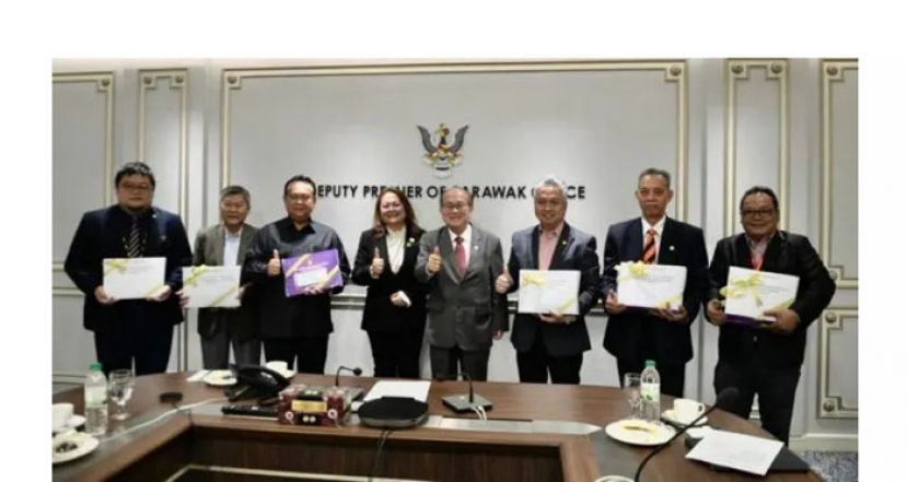 拿督阿玛道格拉斯(右4)与代领拨款的各区代议士合影。