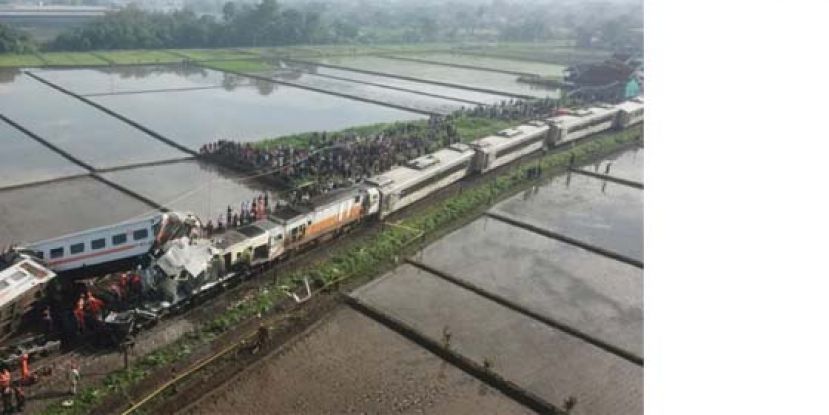 印尼火车相撞，车厢出轨3人惨死。