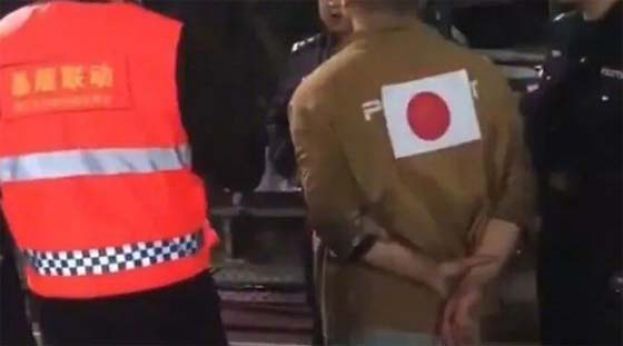 中国国家公祭日，男子亮日本国旗遭拘留。