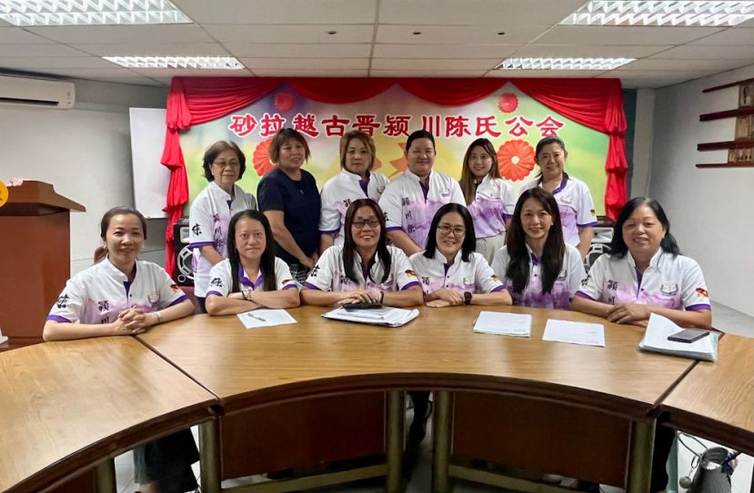古晋颍川陈氏公会妇女组主任陈慧萍（坐者左三）带领该组组委发布举办"童心绘故事&middot;语言展风采"小学生华语/国语讲故事比赛暨"月圆中秋&middot;情聚你我"文化活动的消息。坐者右三为筹委会主席陈徐慧㛓。