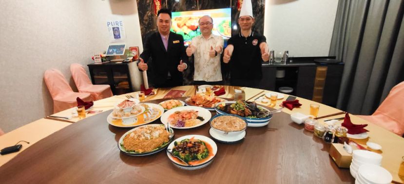 左起为鸿安酒楼总经理洪明雄、鸿安酒楼董事经理甲必丹拿督刘思乐与大厨刘毕忠。