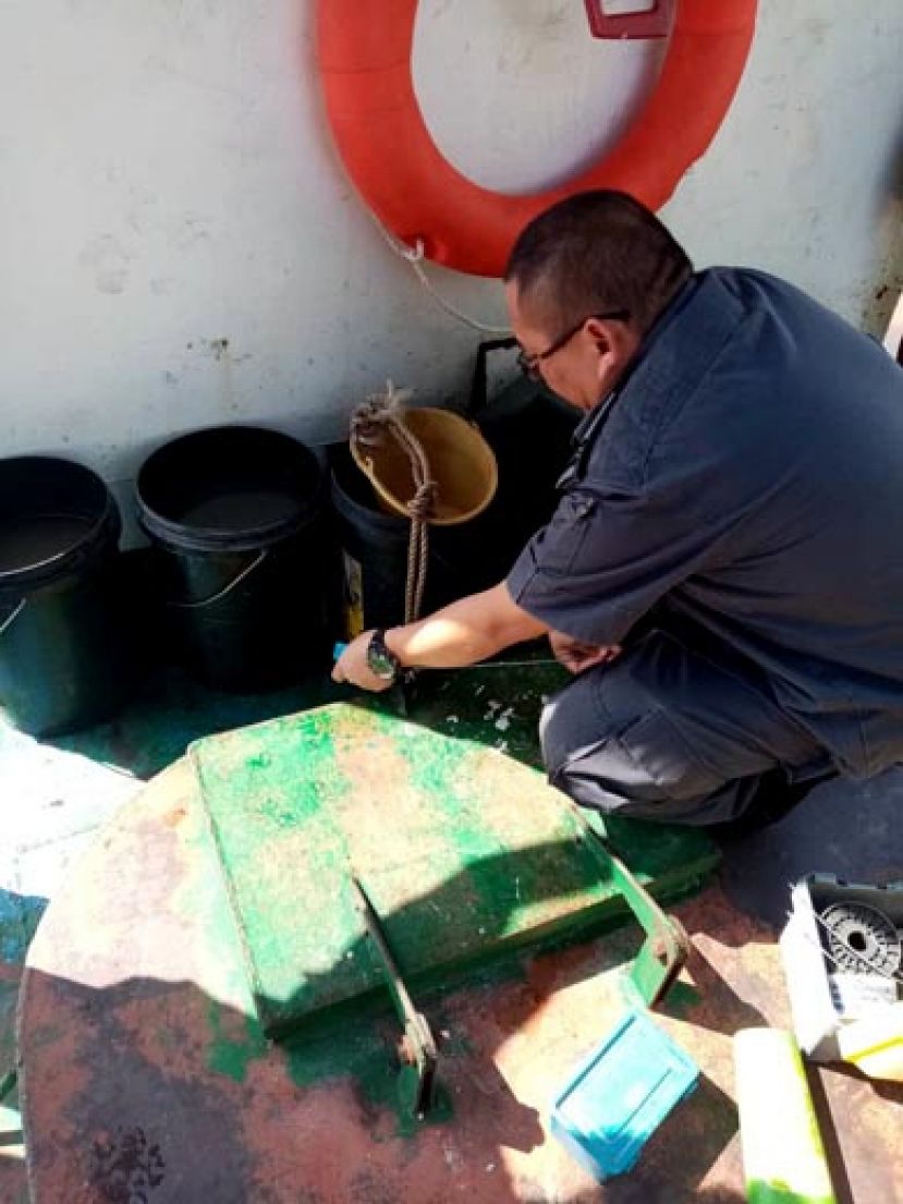 水警检查船上的油槽。