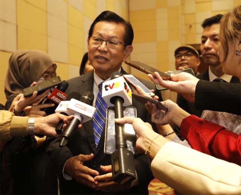 砂拉越交通部长拿督斯里李景胜向媒体发表谈话时摄。