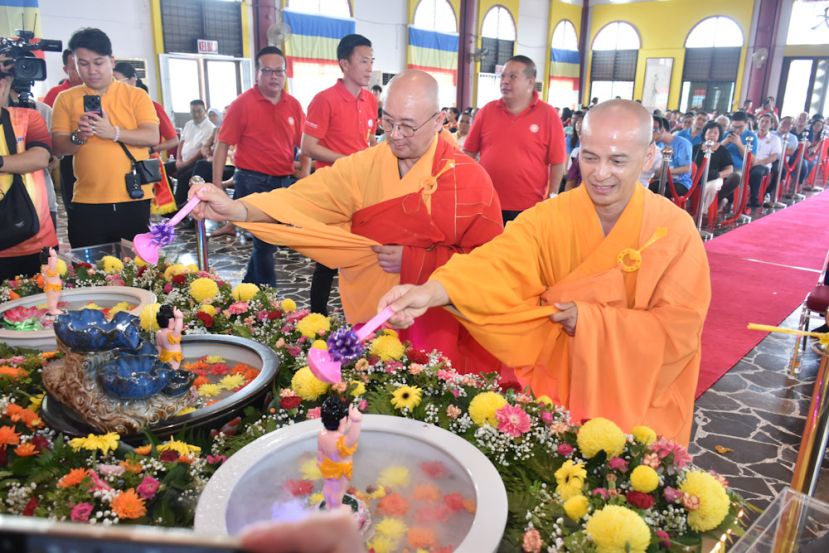 净戒法师：握住因缘安住正念 行慈悲布施奉献把人格修到圆满