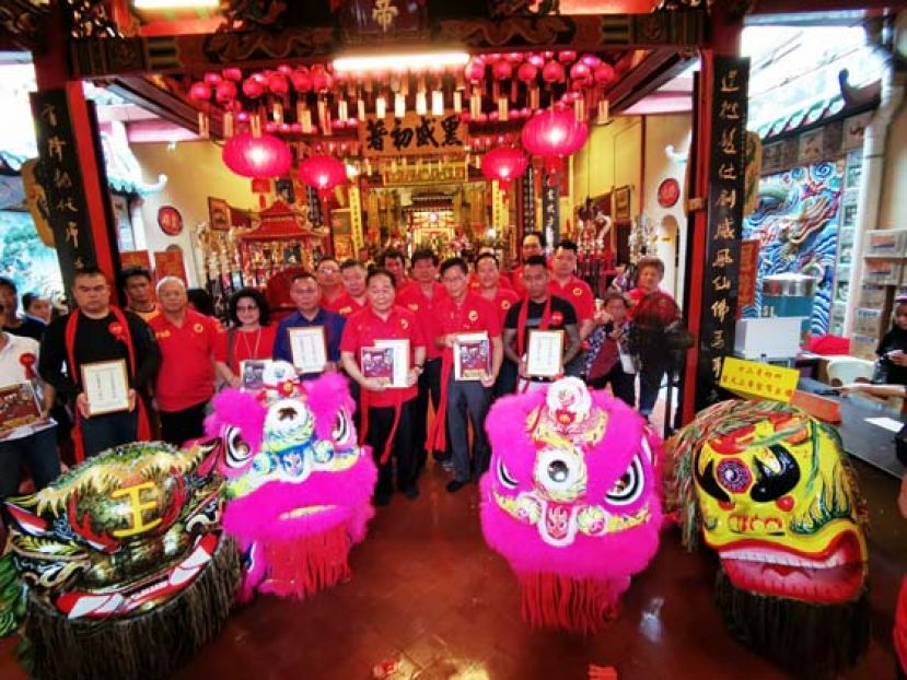 拿督斯里黄顺舸（中）与全民团结党石角支部主席刘天亮、新狮赞助人共同为新狮点睛后大合照。